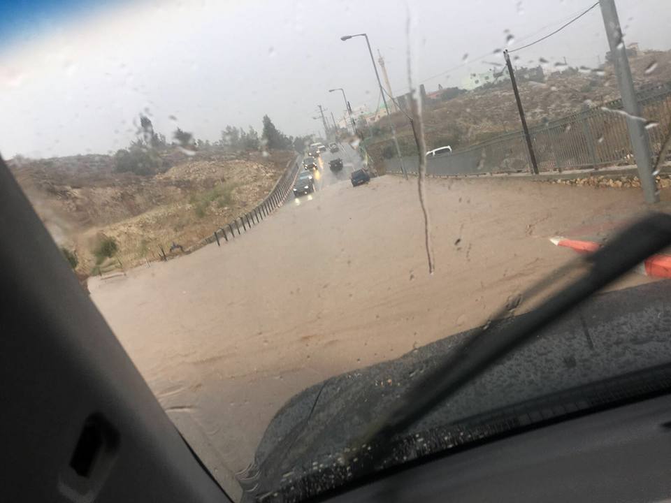 مياه الأمطار تتسبب باغلاق شارع رمانة - العزير