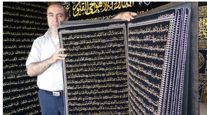 سوري ينقش القرآن الكريم بخيوط الحرير ويحفظه بمتاحف تركيا