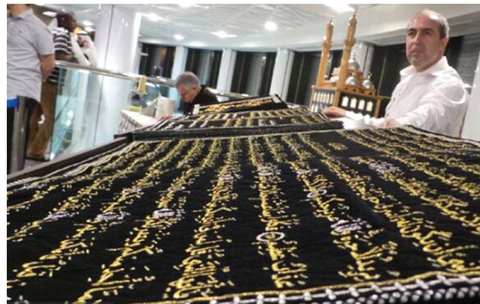 سوري ينقش القرآن الكريم بخيوط الحرير ويحفظه بمتاحف تركيا