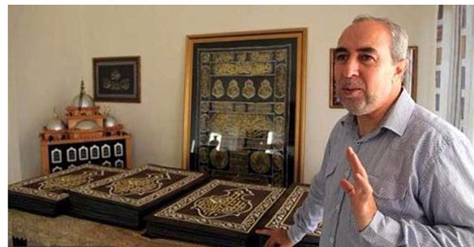 سوري ينقش القرآن الكريم بخيوط الحرير ويحفظه بمتاحف تركيا