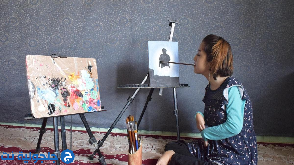 أفغانية من ذوي الاحتياجات الخاصة ترسم بفمها