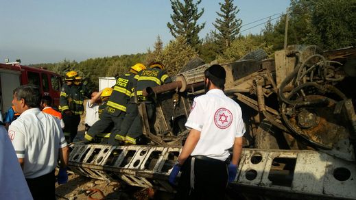 اصابة خطيرة وأخرى متوسطة في حادث انقلاب شاحنة 