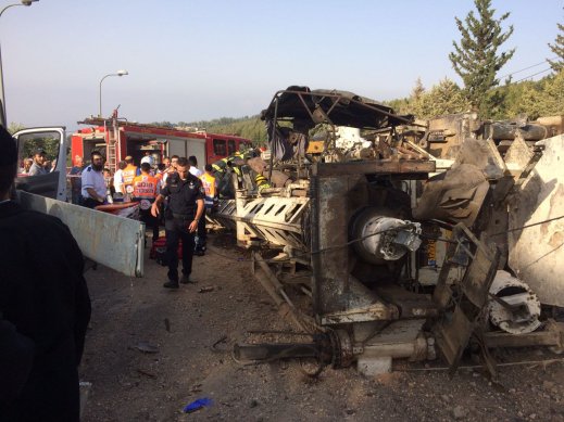 اصابة خطيرة وأخرى متوسطة في حادث انقلاب شاحنة 