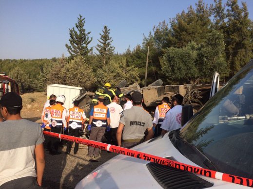 اصابة خطيرة وأخرى متوسطة في حادث انقلاب شاحنة 