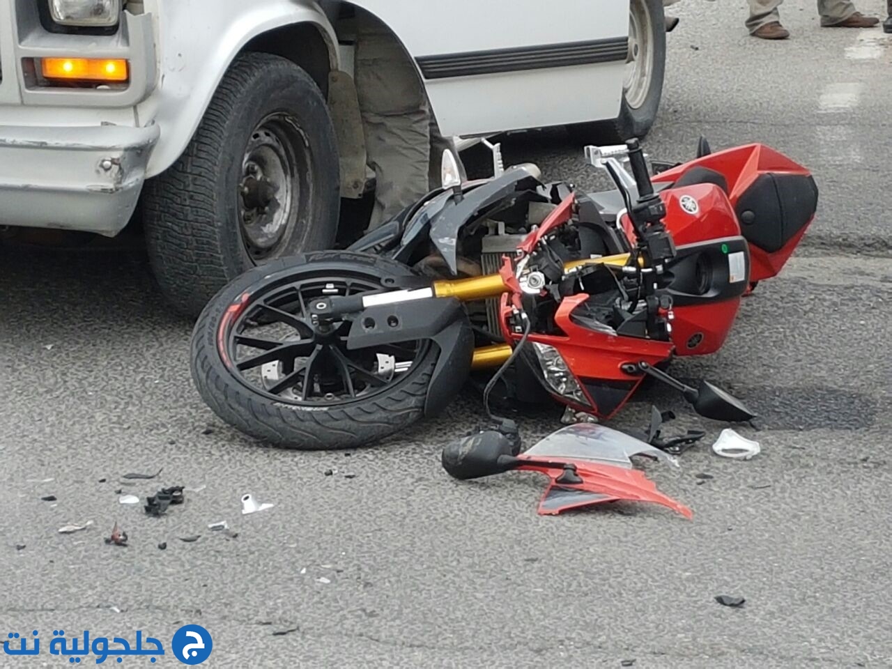 اصابة شاب في حادث بين دراجة نارية وسيارة