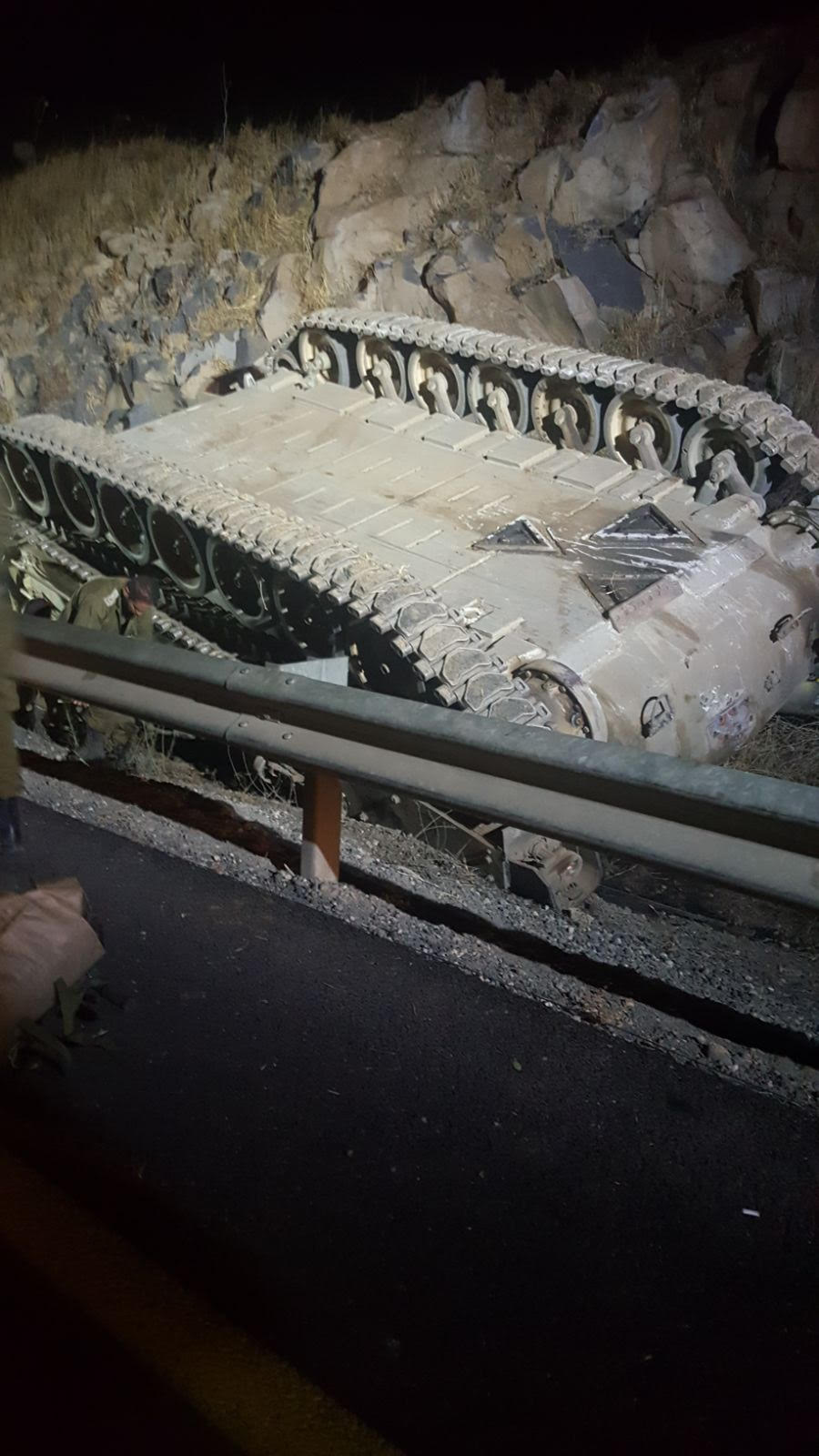 سائق باص يفقد السيطرة على القيادة ويصطدم في متجر 