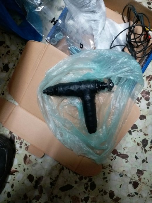 مداهمة محلات تجارية وضبط مسدس ومنتوجات بظروف سيئة