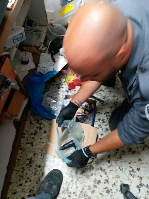 مداهمة محلات تجارية وضبط مسدس ومنتوجات بظروف سيئة