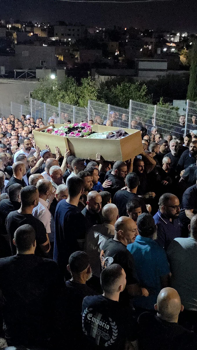جماهير غفيرة تشيع جثمان ضحية جريمة القتل الشاب ياسر أبو الهيجاء في طمرة