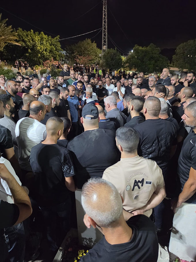 جماهير غفيرة تشيع جثمان ضحية جريمة القتل الشاب ياسر أبو الهيجاء في طمرة