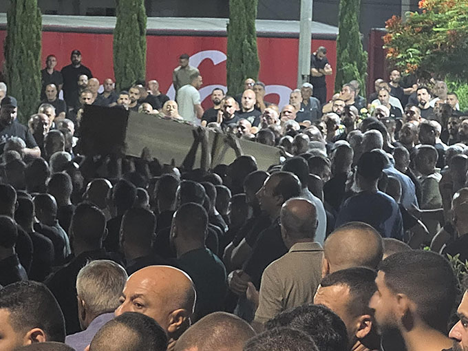 جماهير غفيرة تشيع جثمان ضحية جريمة القتل الشاب ياسر أبو الهيجاء في طمرة