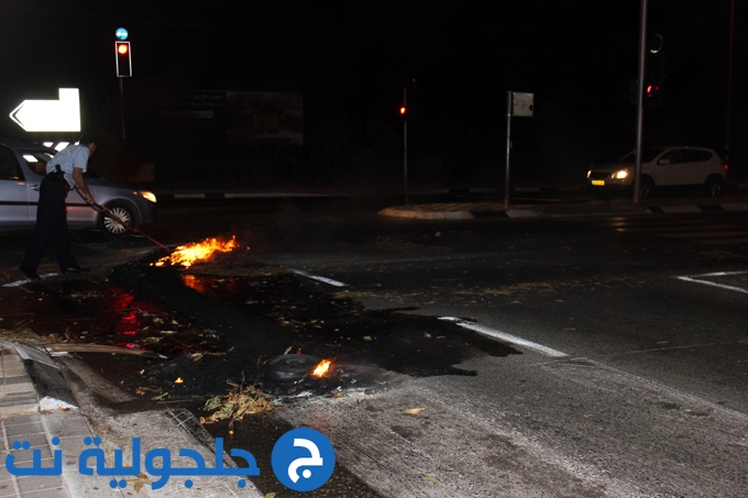 اضرام النار في اطارات سيارات في جلجولية والشرطة تتدخل 