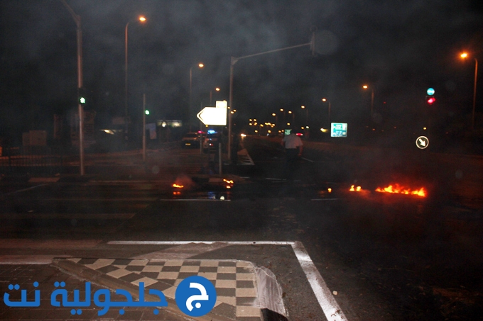 اضرام النار في اطارات سيارات في جلجولية والشرطة تتدخل 