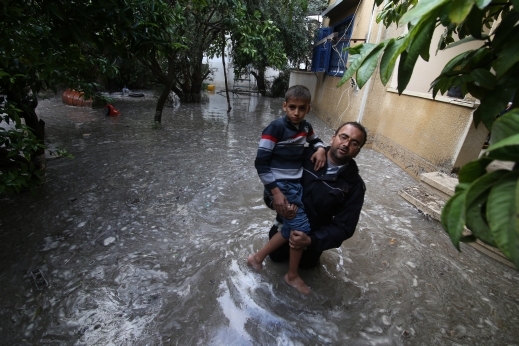 الأمطار الغزيرة تغرق مدينة خانيونس في قطاع غزة 