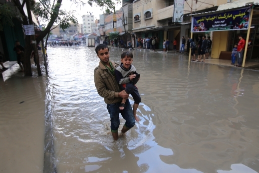 الأمطار الغزيرة تغرق مدينة خانيونس في قطاع غزة 