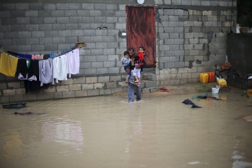 الأمطار الغزيرة تغرق مدينة خانيونس في قطاع غزة 