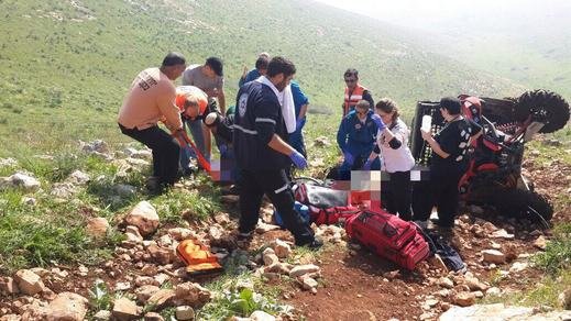 اصابة رجل وفتى بجروح بين طفيفة وخطيرة جراء انقلاب تراكتورون