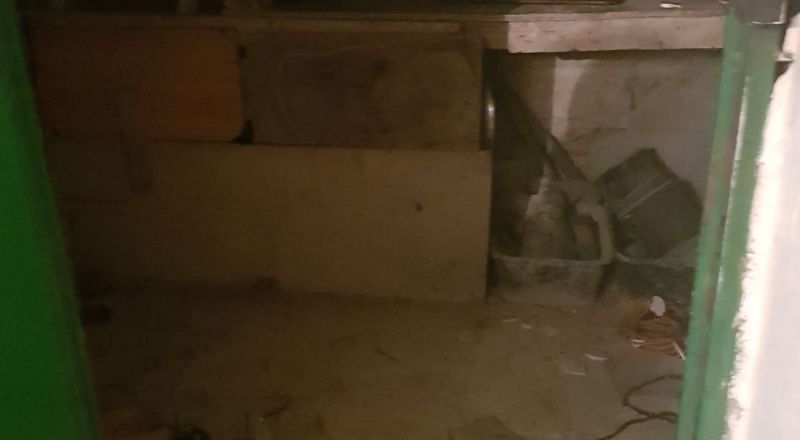 سجن اب قام بالاعتداء على ابنه وحبسه في مخزن المنزل