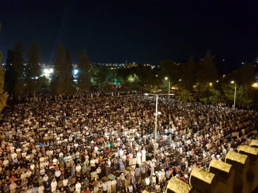 350 الف مصلٍ يحيون ليلة القدر في المسجد الاقصى بمدينة القدس