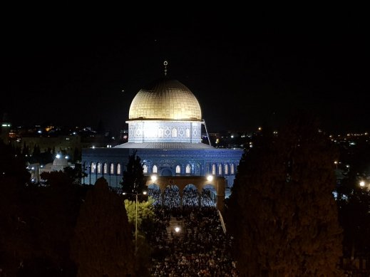 350 الف مصلٍ يحيون ليلة القدر في المسجد الاقصى بمدينة القدس