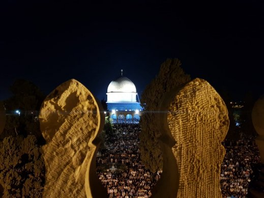 350 الف مصلٍ يحيون ليلة القدر في المسجد الاقصى بمدينة القدس