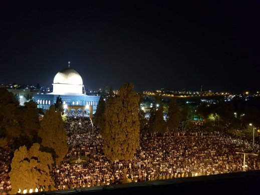 350 الف مصلٍ يحيون ليلة القدر في المسجد الاقصى بمدينة القدس