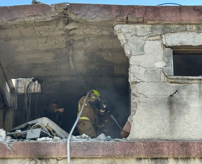 سقوط صاروخ على أحد المباني في كريات شمونة وأضرار في المكان دون إصابات