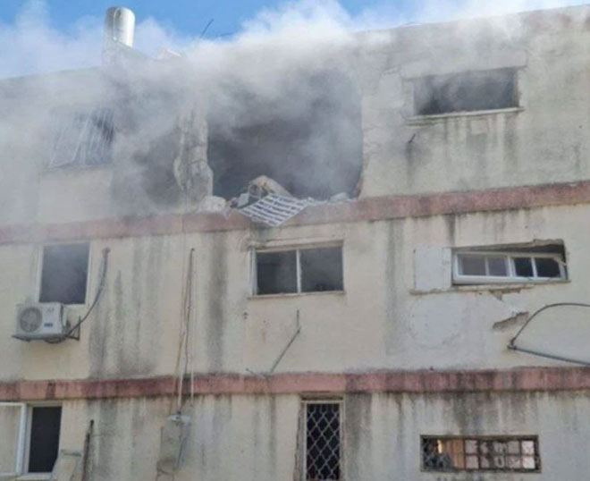 سقوط صاروخ على أحد المباني في كريات شمونة وأضرار في المكان دون إصابات