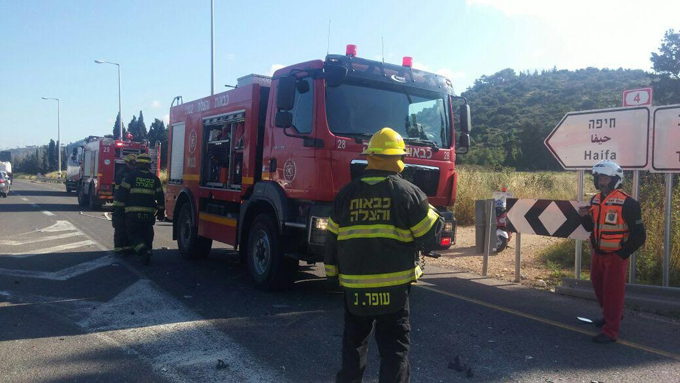 اصابة متوسطة لسائق شاحنة بحادث طرق