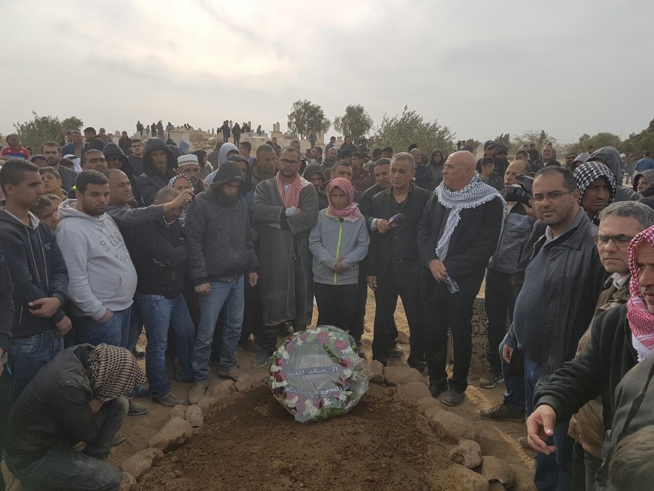 أم الحيران تودع شهيد الارض والمسكن الى مثواه الأخير