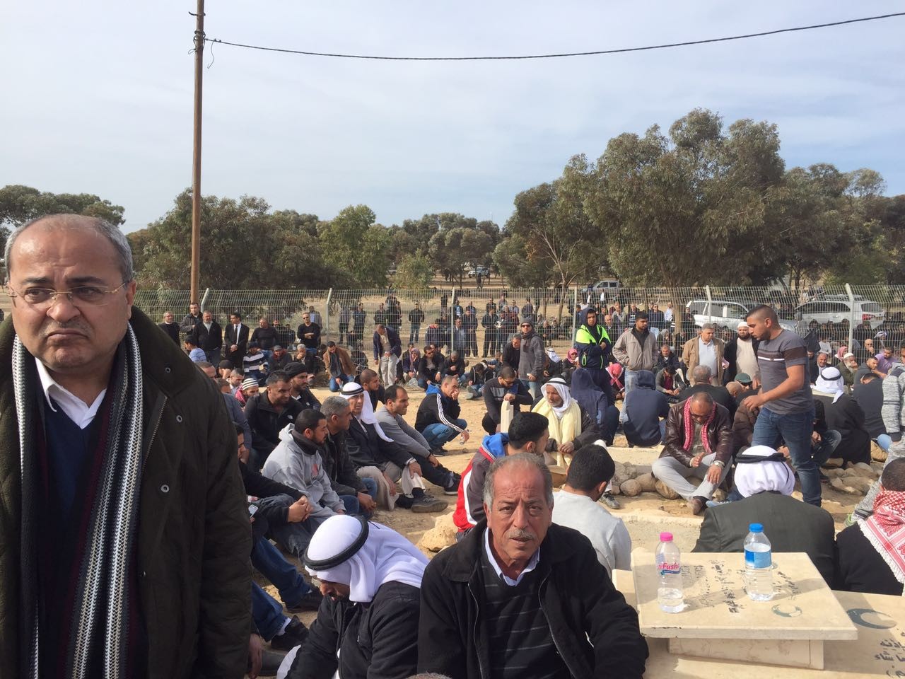 أم الحيران تودع شهيد الارض والمسكن الى مثواه الأخير