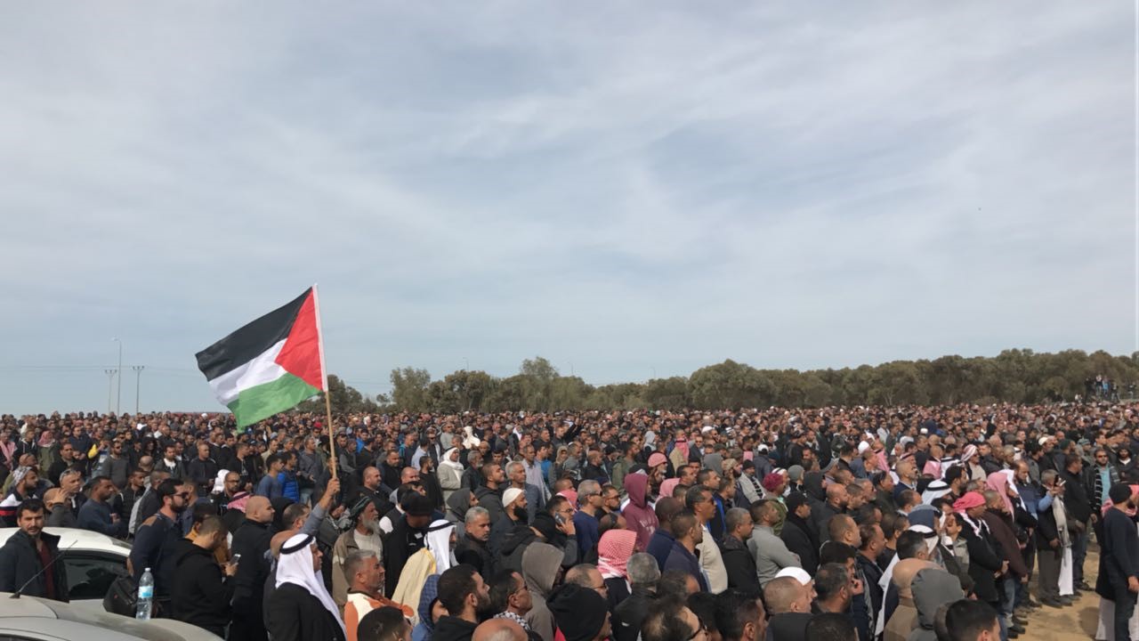 أم الحيران تودع شهيد الارض والمسكن الى مثواه الأخير