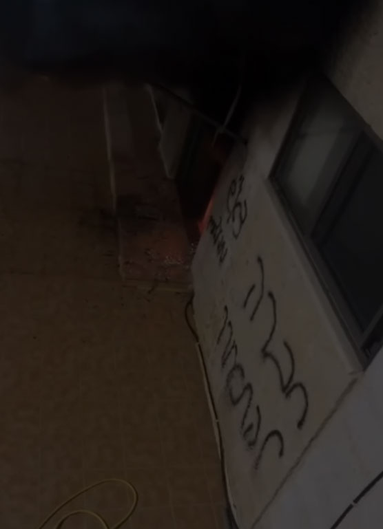 مستوطنون يشعلون النيران في مسجد بقرية جلجليا شمال رام الله