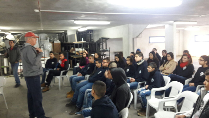 فعاليات الحذر على الطرق في مدرسة غرناطة الثانوية