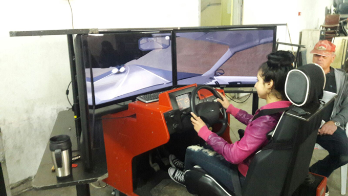 فعاليات الحذر على الطرق في مدرسة غرناطة الثانوية