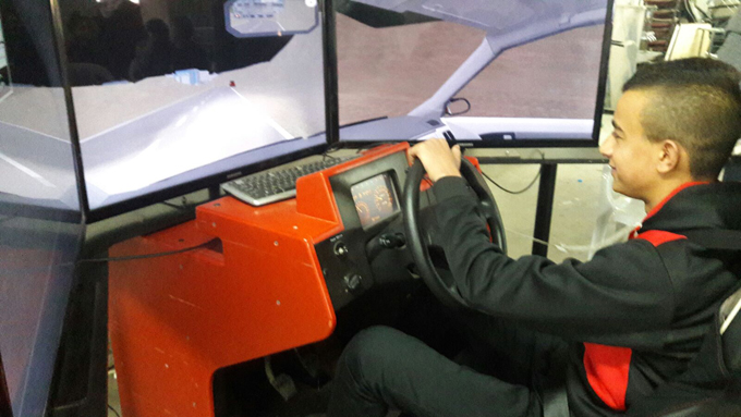 فعاليات الحذر على الطرق في مدرسة غرناطة الثانوية