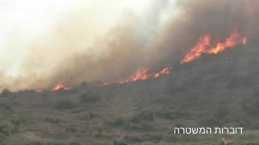 إصابة شخصين وإخلاء منازل في حريق أحراش زخرون يعقوب