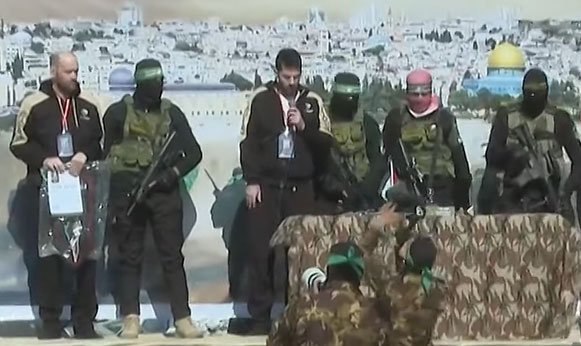 حماس تسلم ثلاثة أسرى إسرائيليين للصليب الأحمر 