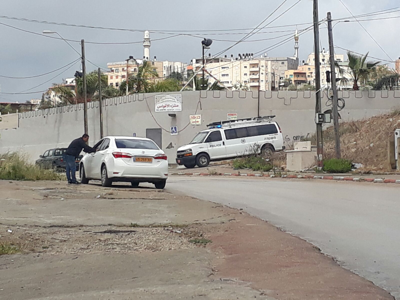 الشرطة تمنع جماعات اليمين المتطرف الوصول الى ام الفحم 