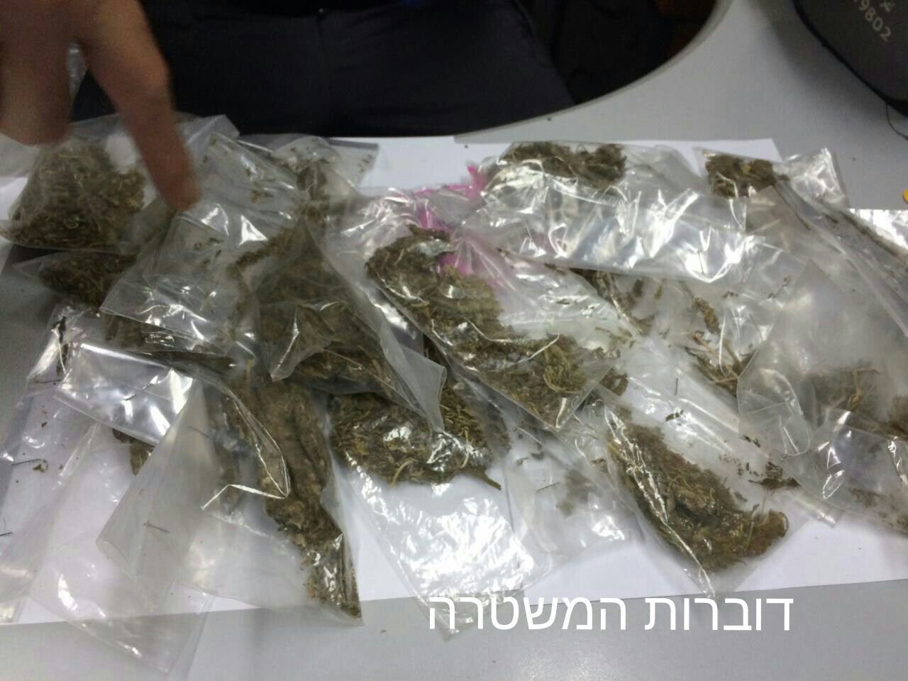 مداهمة منزل وضبطت 6 رزم من مخدر الحشيش