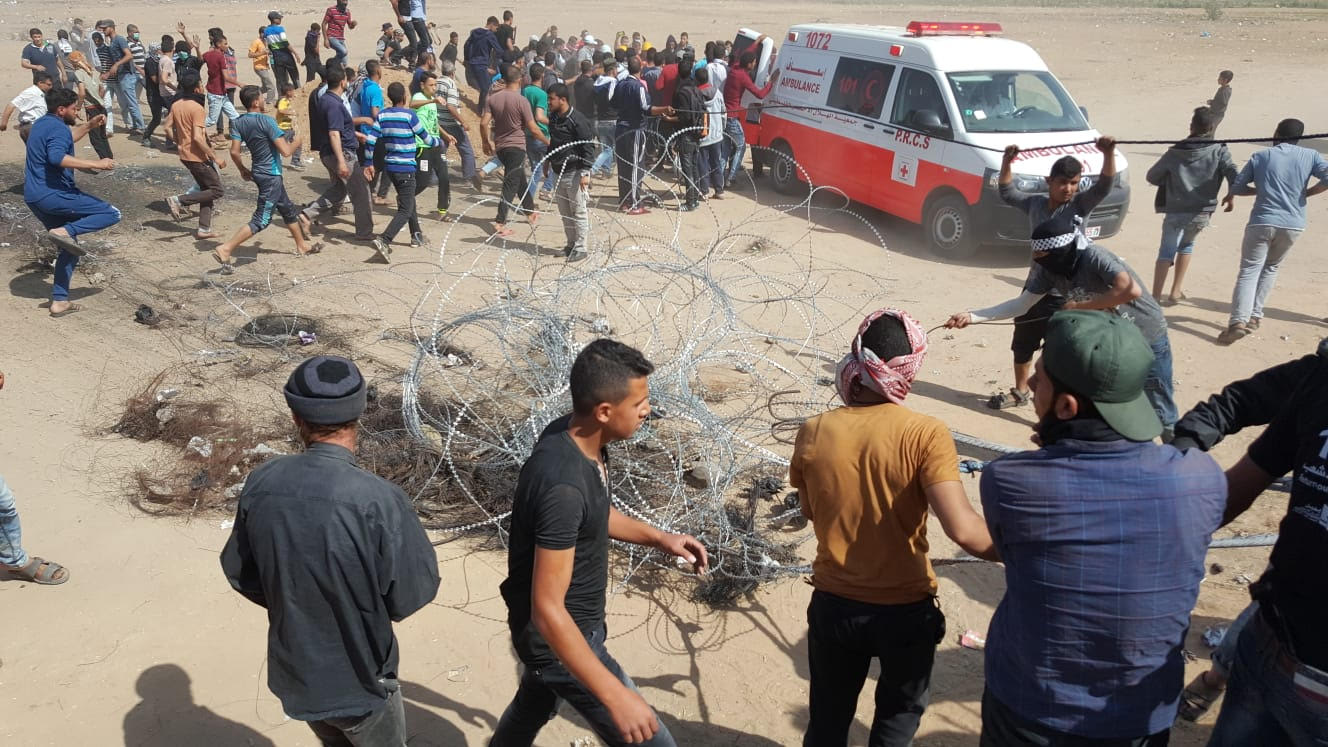 استشهاد فلسطيني وإصابة 448 برصاص الجيش الإسرائيلي