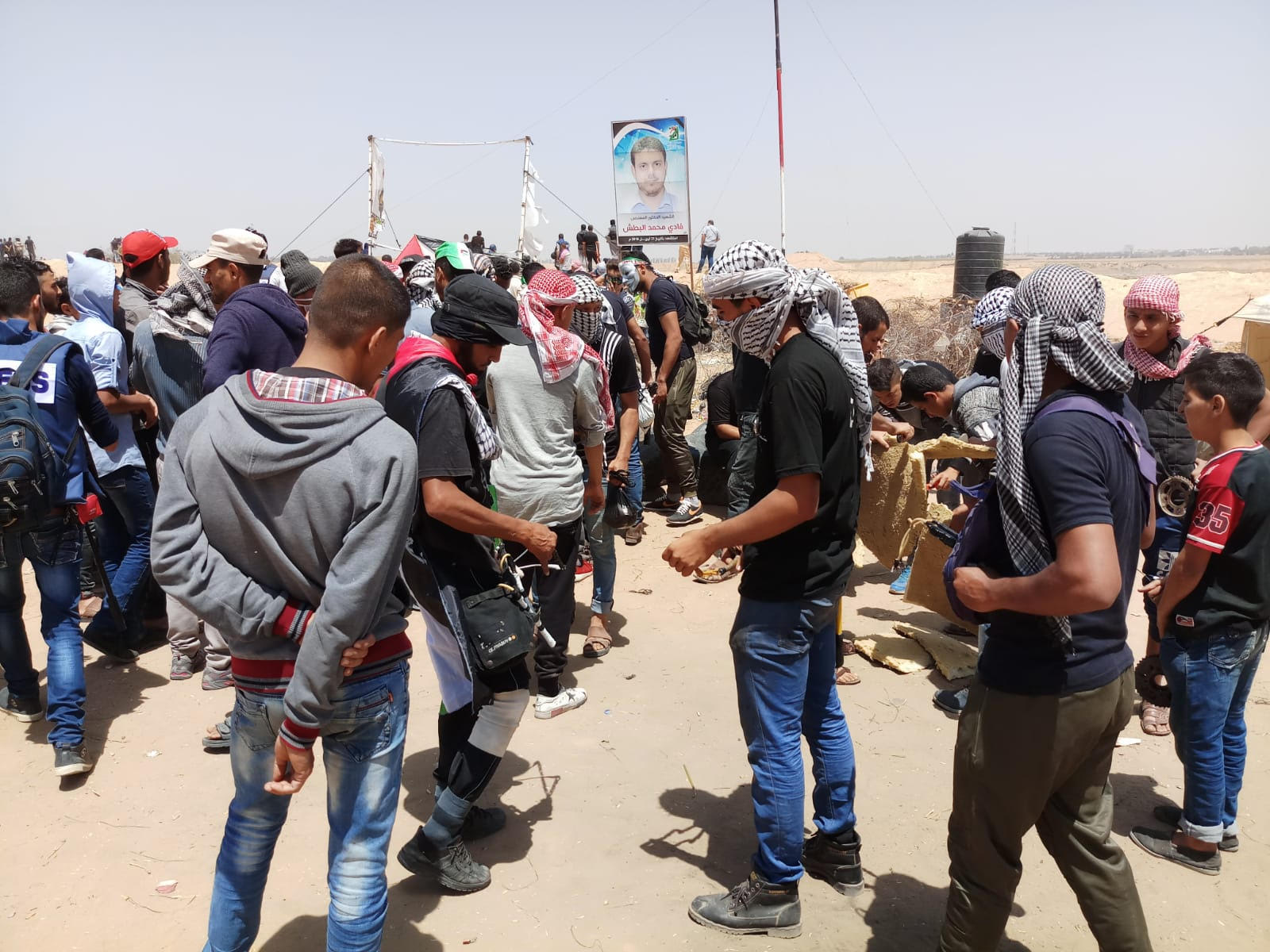استشهاد فلسطيني وإصابة 448 برصاص الجيش الإسرائيلي