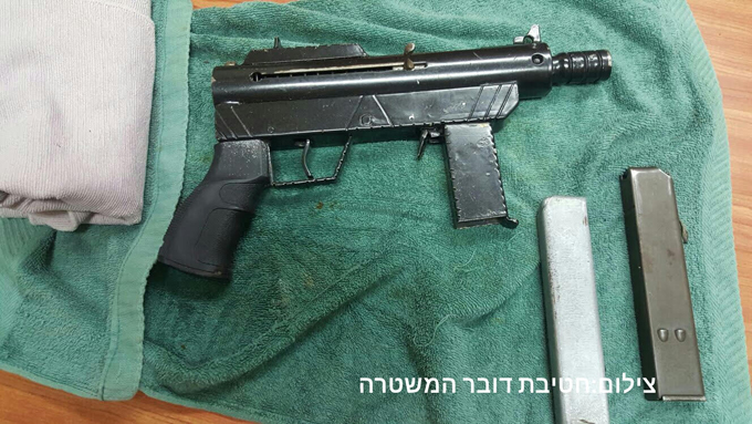 ضبط سلاح غير قانوني خلال مداهمة الشرطة لمنزل 