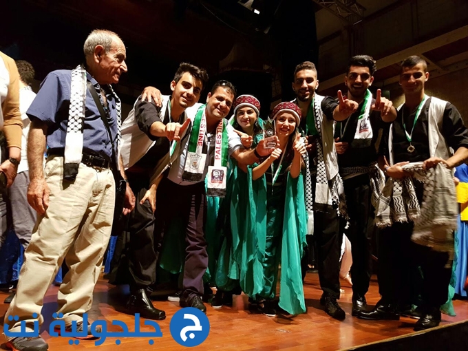 الجائزة الكبرى لفرقة الدبكة محمود درويش في مهرجان ريميني للرقص الشعبي في ايطاليا