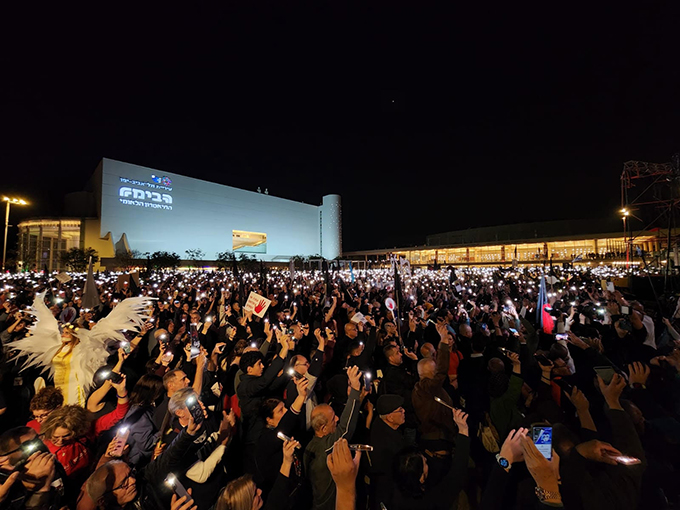 مظاهرة ضخمة في تل ابيب بمشاركة عشرات الآلاف ضد العنف والجريمة