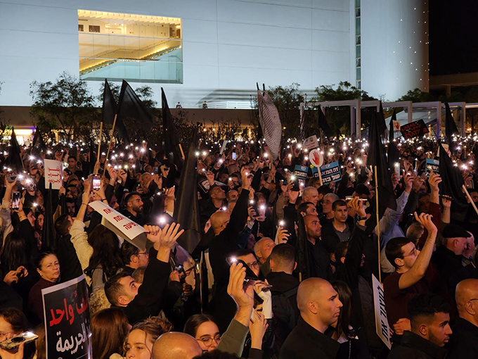 مظاهرة ضخمة في تل ابيب بمشاركة عشرات الآلاف ضد العنف والجريمة