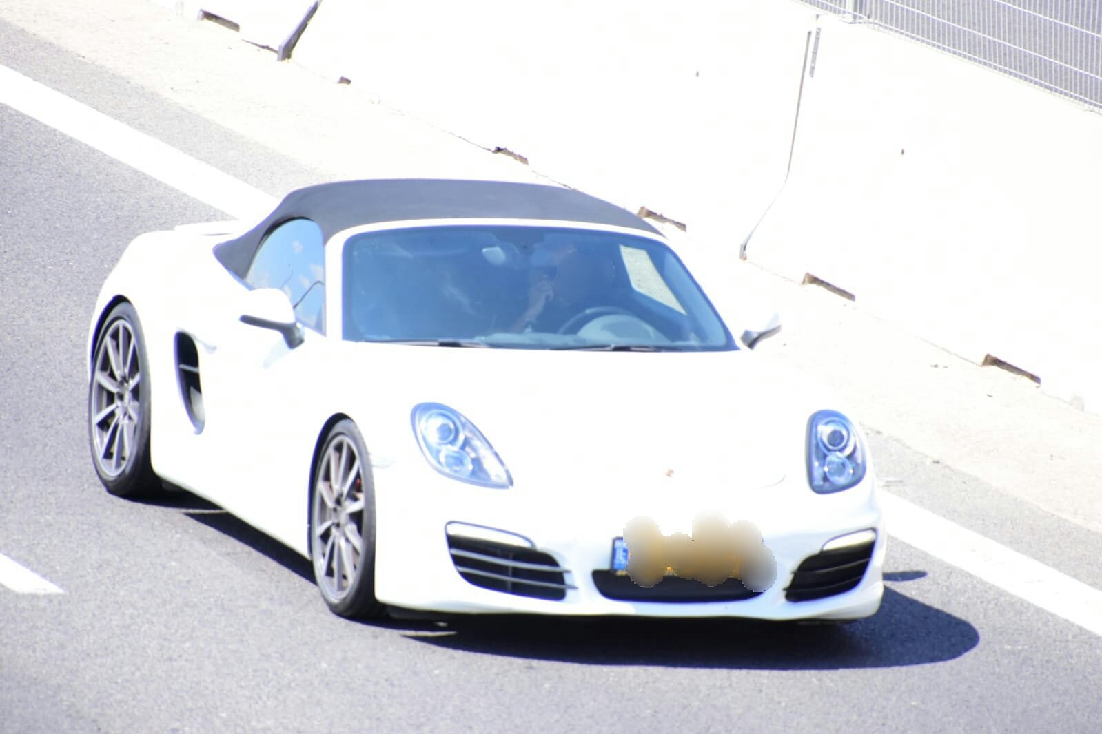 شاهدوا كيف يقوم عناصر الشرطة بتصويركم أثناء القيادة