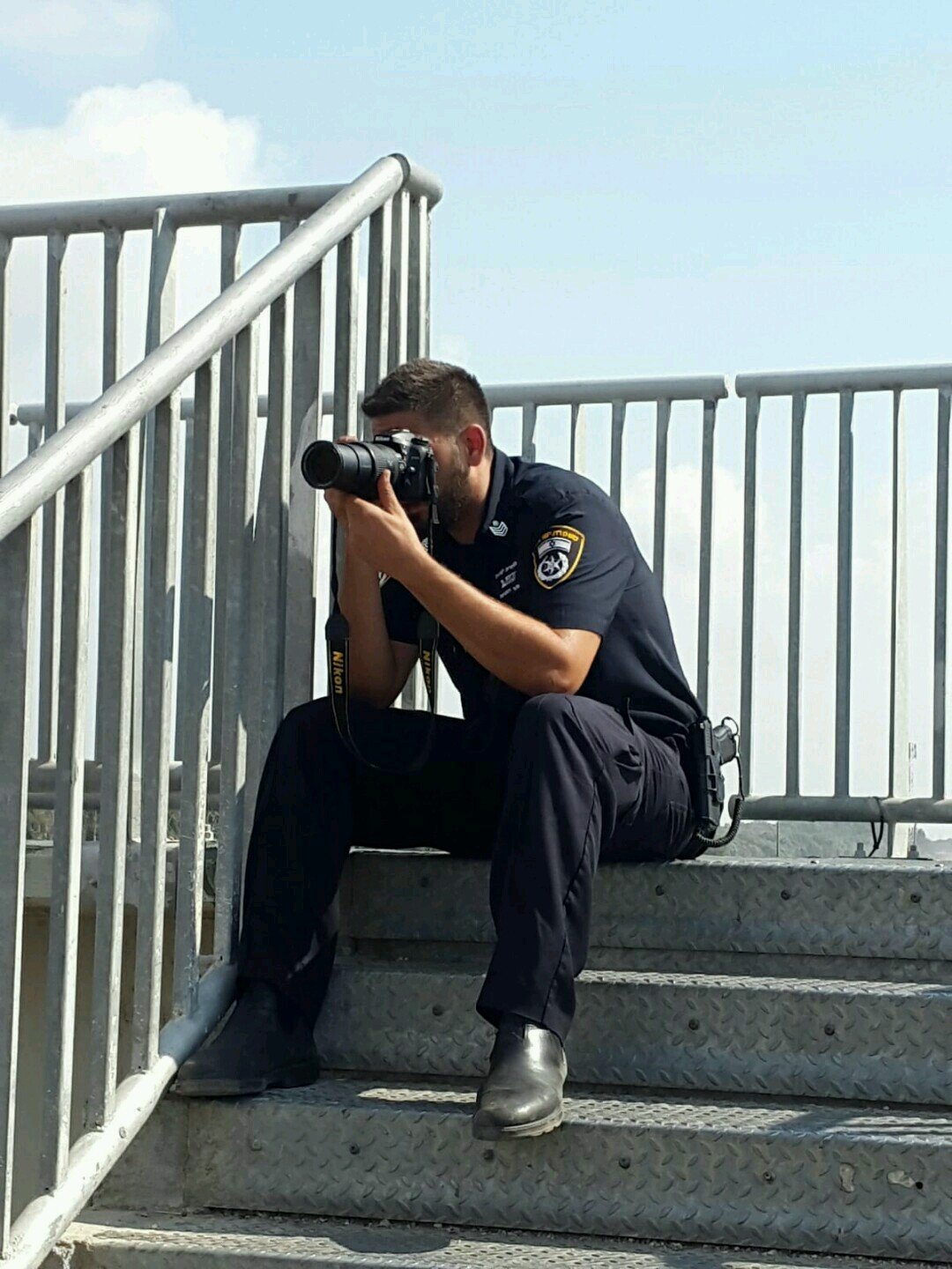 شاهدوا كيف يقوم عناصر الشرطة بتصويركم أثناء القيادة