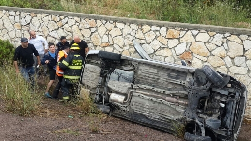 إنقاذ شخص بعد انقلاب سيارته في حادث طرق