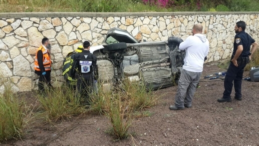 إنقاذ شخص بعد انقلاب سيارته في حادث طرق